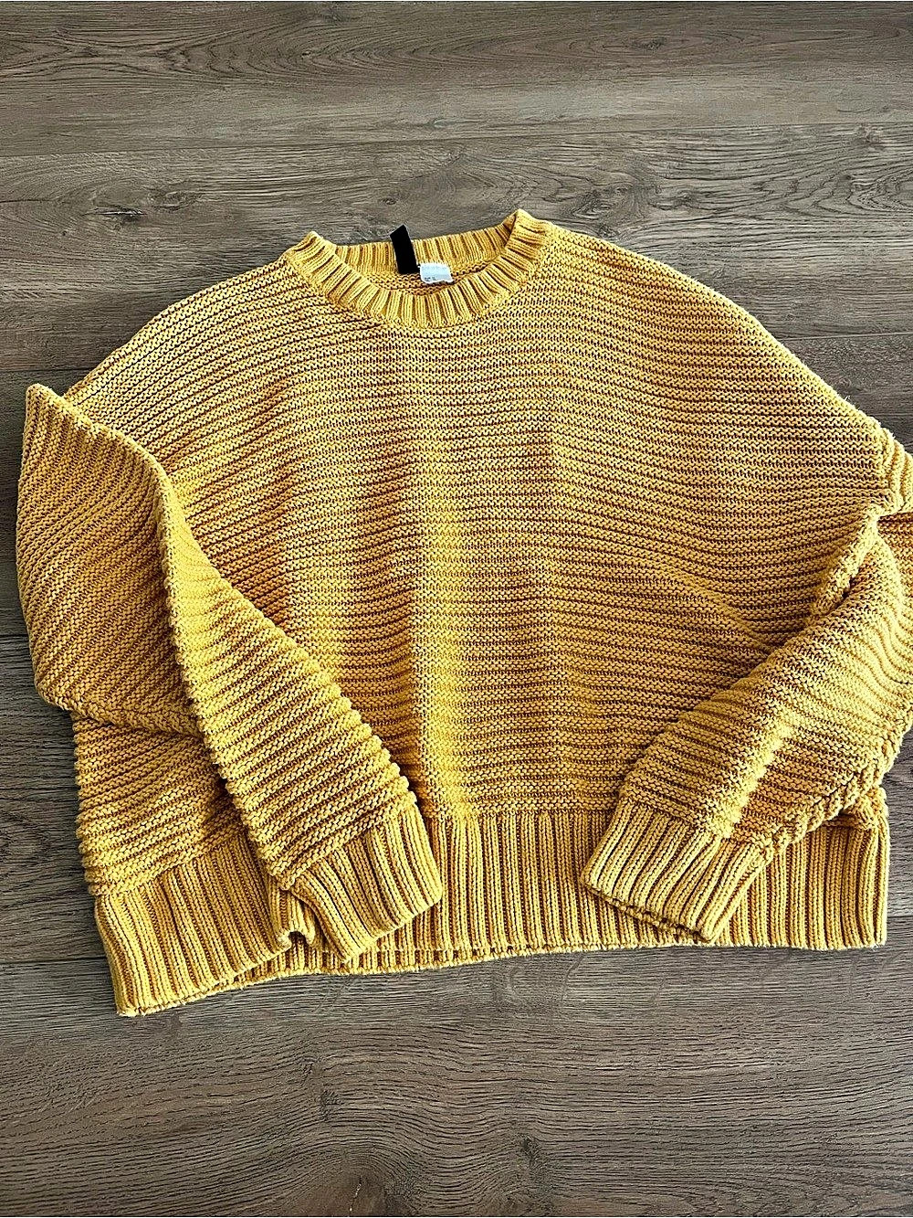 H&Medium Crew Neck Sweater in Yellow Size Medium